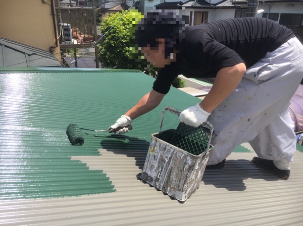 業務日誌ー波形トタン屋根は ローラーで塗る 山本塗装